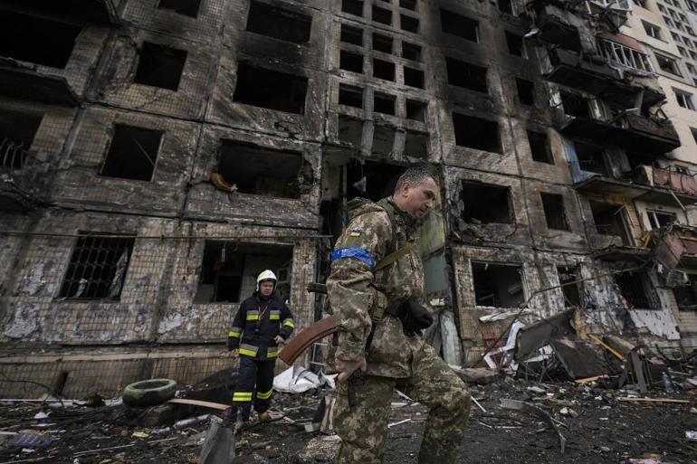 Kievde 9 katlı bina vuruldu: 2 kişi hayatını kaybetti