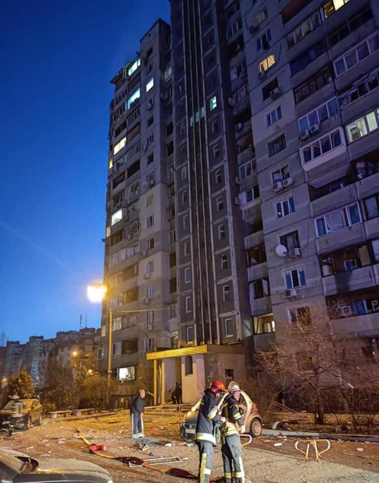 Kievde 16 katlı binaya roket isabet etti: 1 ölü, 3 yaralı