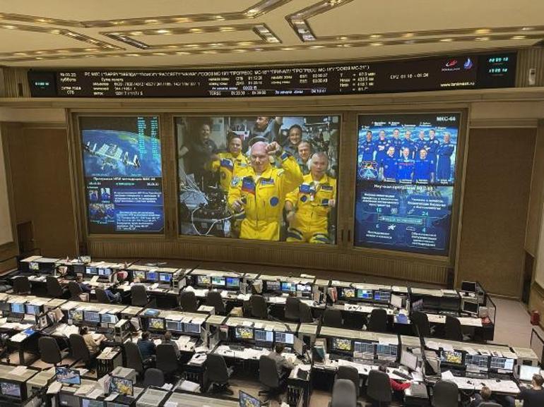 Rus kozmonotların Ukrayna Bayrağı renklerindeki kıyafetleri tartışma konusu oldu