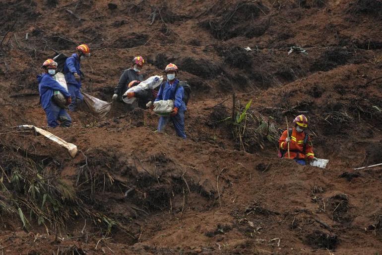 132 kişiye mezar olmuştu... Çinde enkaz bölgesinde cenazelere ait kalıntılar bulundu