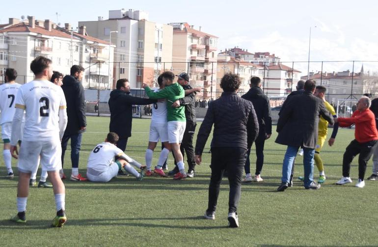Kayseride Süper Amatör Küme maçında sonra saha karıştı