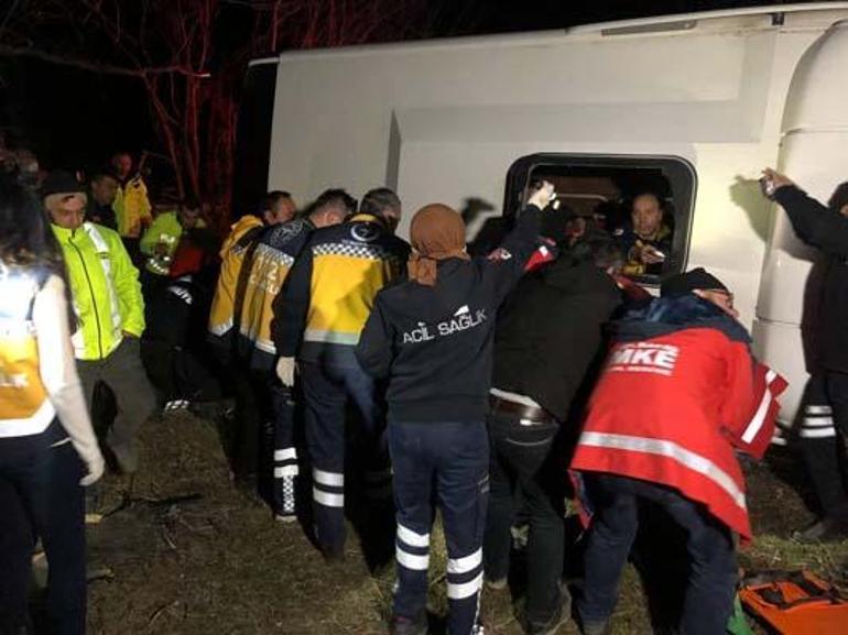 Erzincan’da yolcu otobüsü şarampole devrildi: 2 ölü, 7’si ağır 31 yaralı