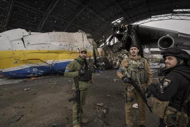 Dünyanın en büyük uçağı An-225 Mriyanın enkazı görüntülendi