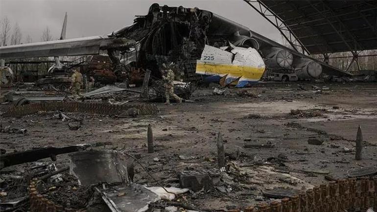 Dünyanın en büyük uçağı An-225 Mriyanın enkazı görüntülendi