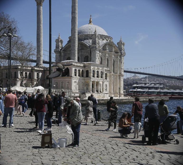 İstanbulda güneşli havayı fırsat bilenler Taksim ve Ortaköye akın etti