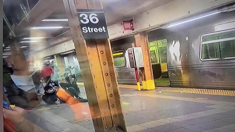 Son dakika... New York metrosunda saldırı: 16 kişi yaralandı, patlayıcılar bulundu