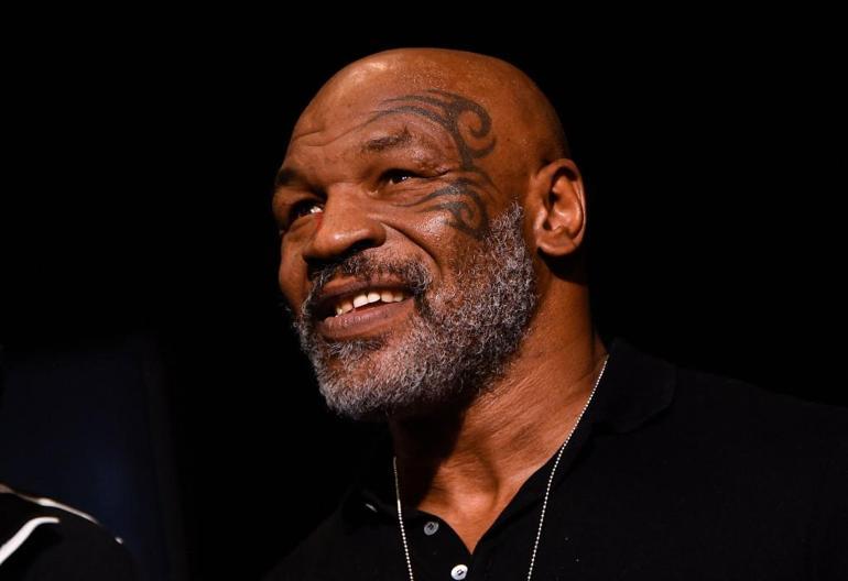 Yumruklar havada uçuştu Efsane boksör Mike Tyson uçakta hayranını dövdü