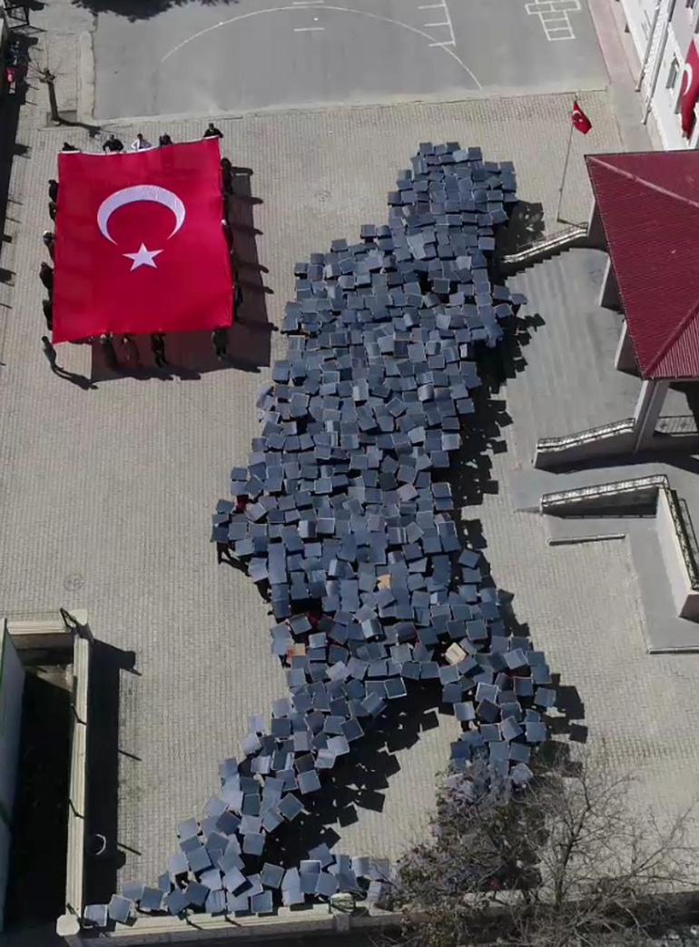 653 öğrenci, Atatürkün Kocatepede çekilen fotoğrafının koreografisini yaptı