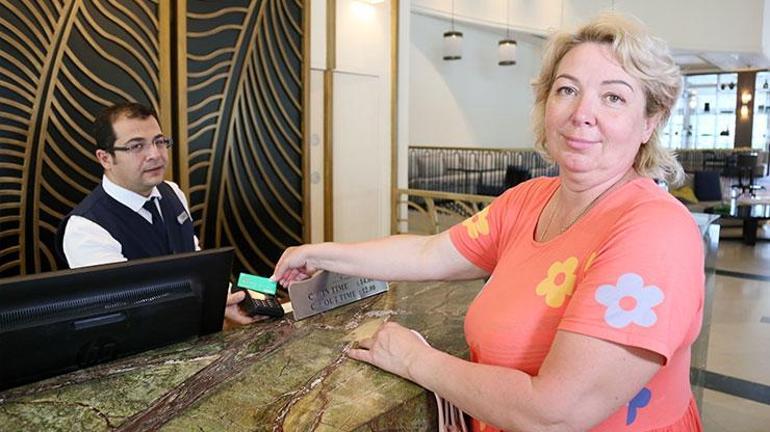 Rus turistler Antalyada Mir kart kullanıyor