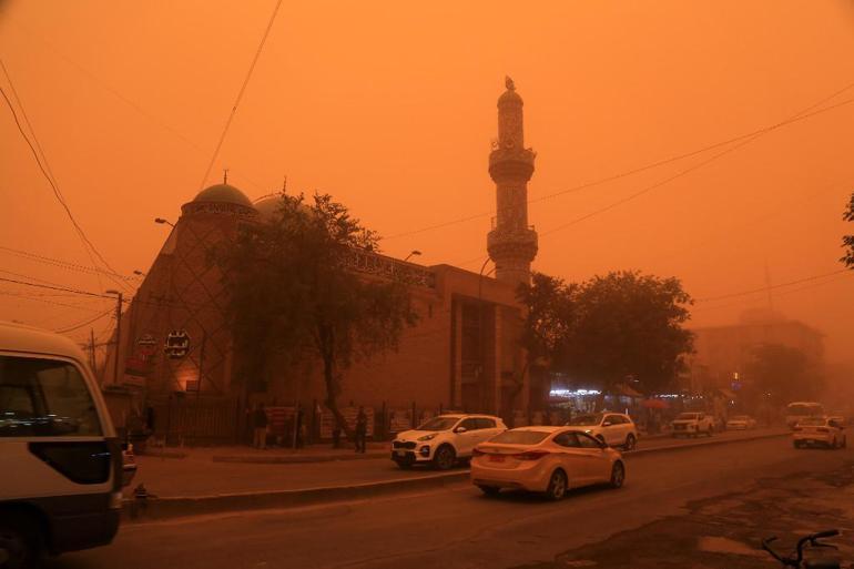 Irakta gökyüzü turuncuya boyandı, yüzlerce kişi hastaneye kaldırıldı