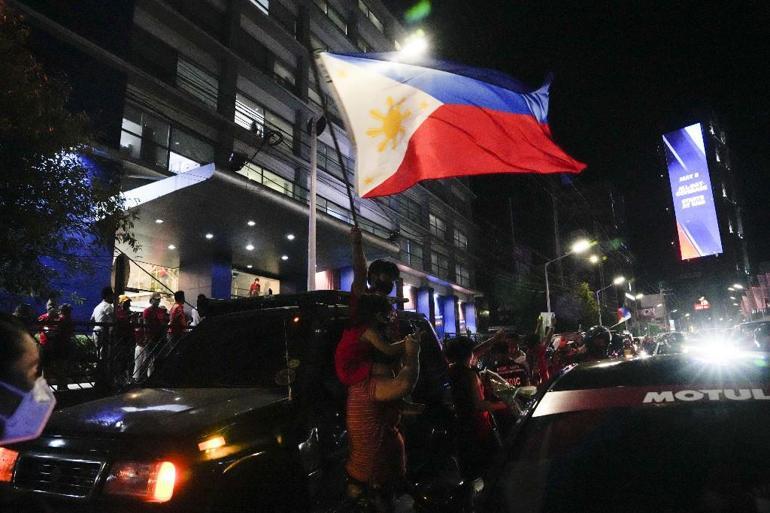 Filipinlerde Marcos ailesi yeniden iktidara geldi