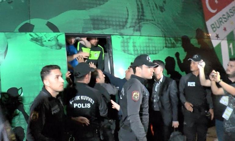Burak Altıparmaktan Bursaspor taraftarının saldırısına tepki: Korkuyoruz