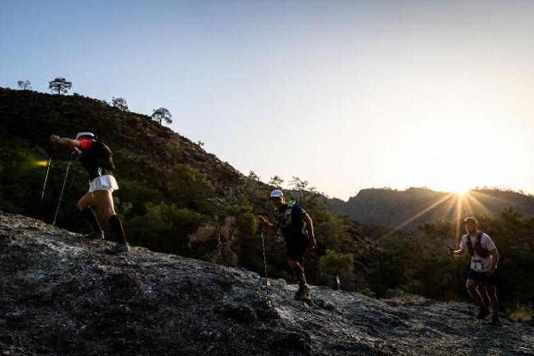 Sporcular sınırlarını zorladı, deniz seviyesinden 2365 metre zirveye koştu