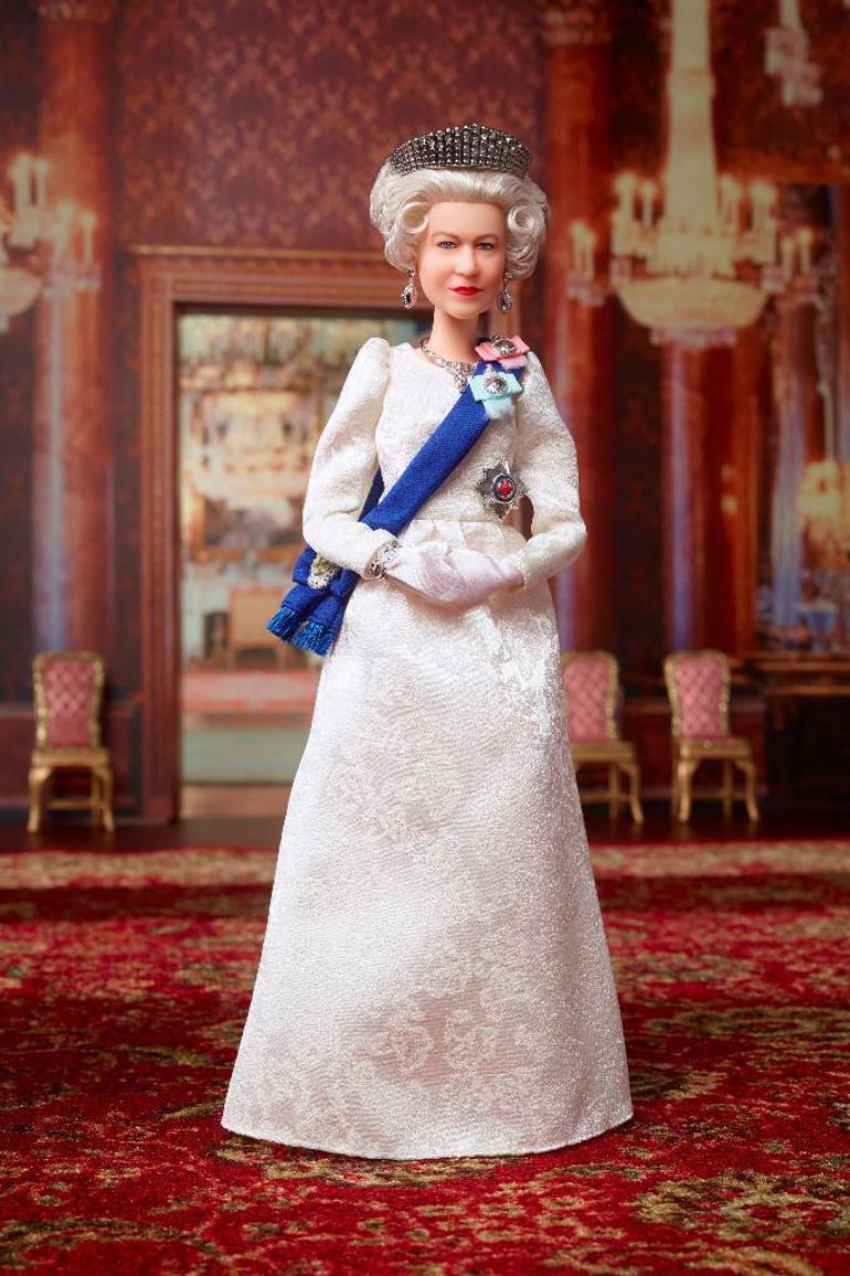 Kraliçe Elizabethin Barbie bebeği çıkarıldı... 3 saniyede tükendi