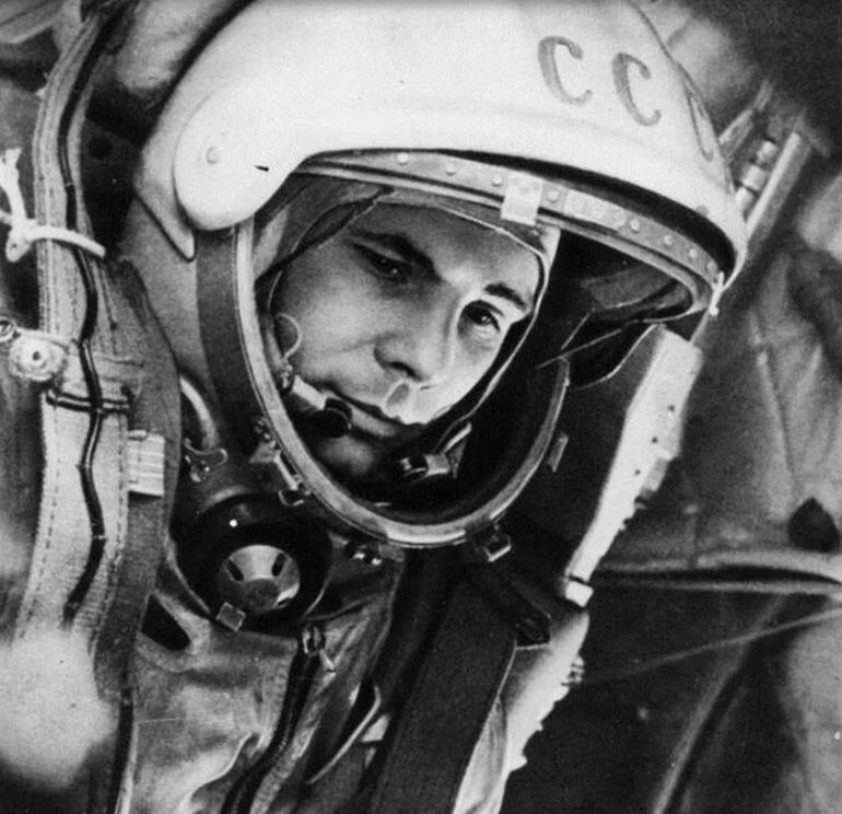 Gagarin kraliçenin bacağına dokunmuş