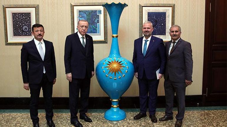 Çömlek sanatçısının yaptığı vazo, Cumhurbaşkanı Erdoğana takdim edildi