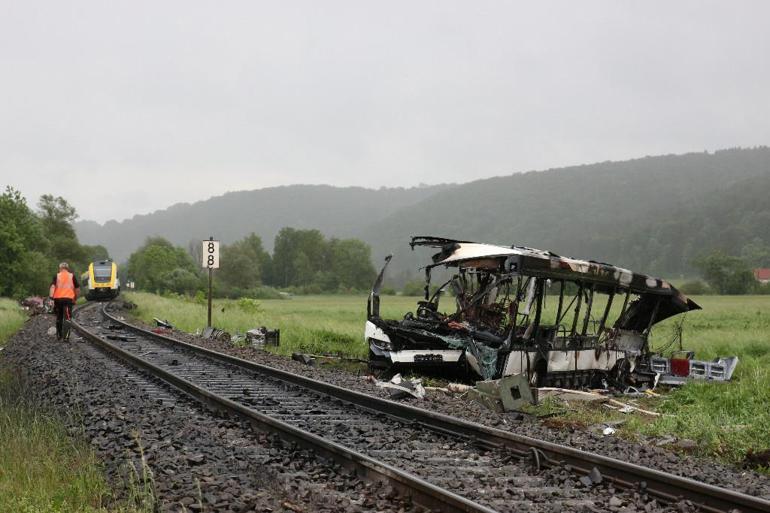 Almanyada feci kaza: Tren ile otobüs çarpıştı