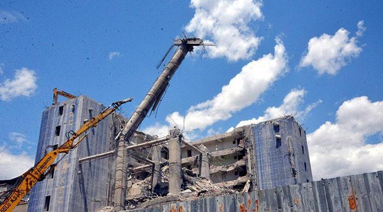Dünyanın en saçma binası yıkılıyor