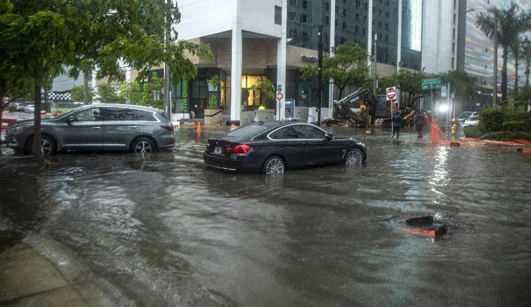 ABD’de yoğun sağanak Miami caddeleri göle döndü