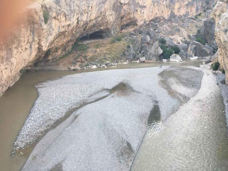 Kahta Çayında baraj kapakları açılınca mahsur kalan 14 kişi kurtarıldı