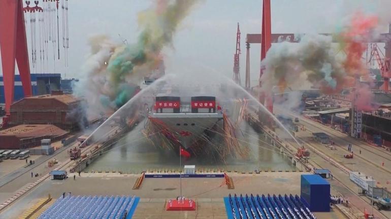 Şanghayda görkemli tören: Çinin üçüncü uçak gemisi Fujian suya indirildi