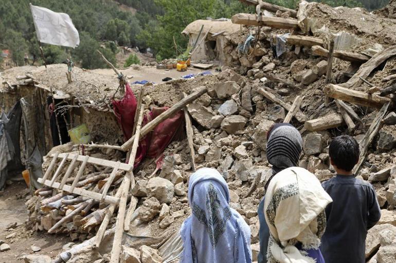 Depremin vurduğu Afganistan yaralarını sarmaya çalışıyor