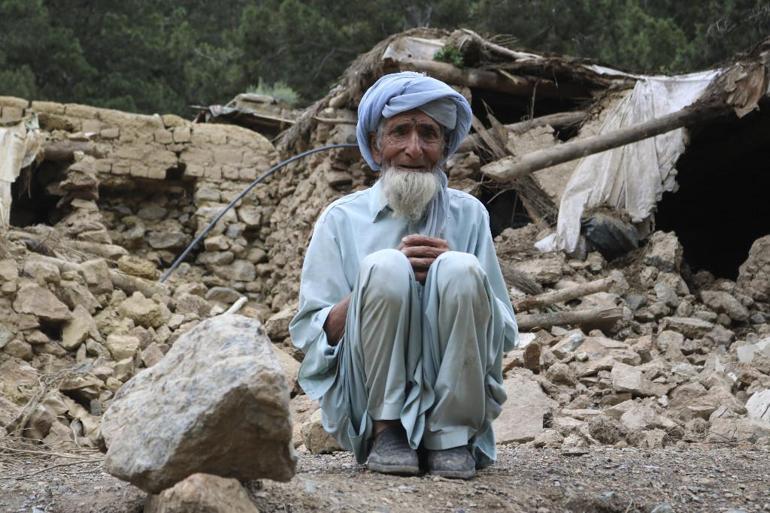 Depremin vurduğu Afganistan yaralarını sarmaya çalışıyor