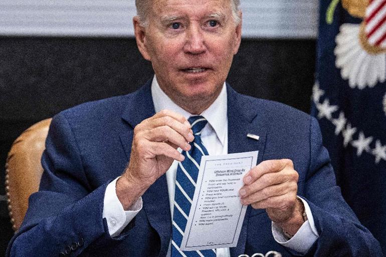 ABD Başkanı Joe Biden, kopya kağıdı ile yakalandı
