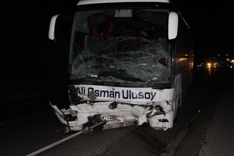 Kastamonuda otomobil ile yolcu otobüsü çarpıştı: 2 ölü, 16 yaralı