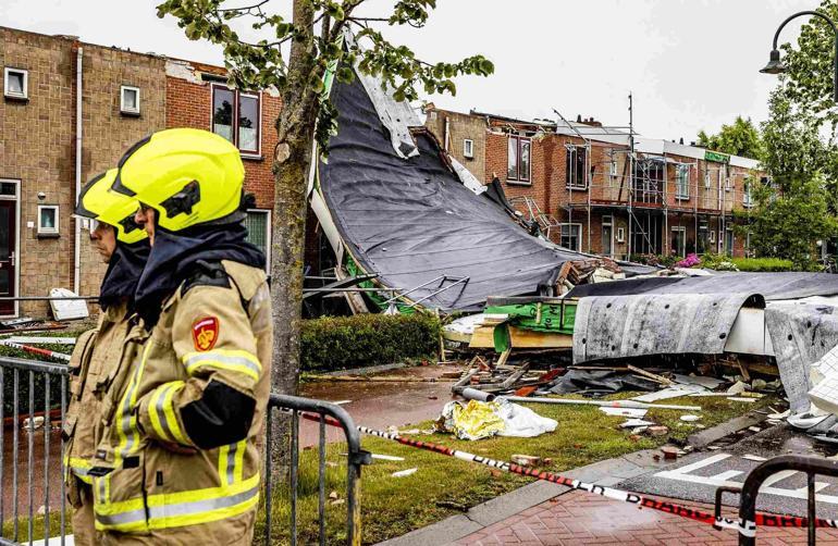 Hollandada hortum binaların çatılarını uçurdu