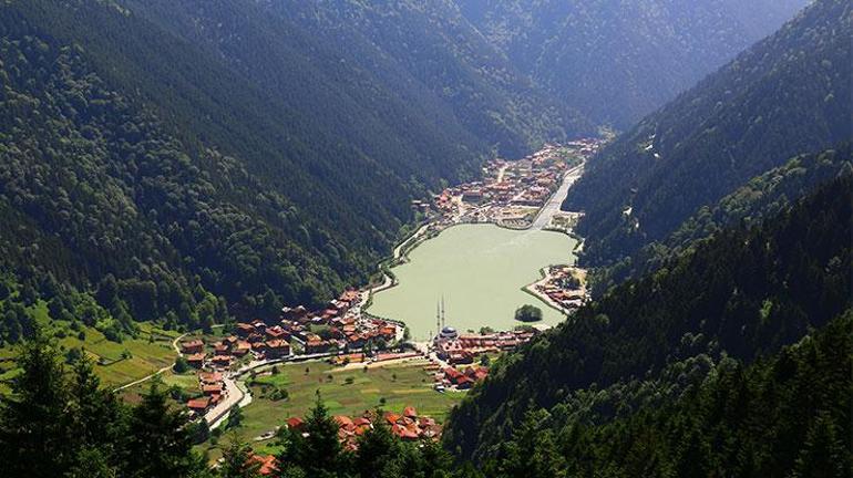 Uzungöle turist akını; konaklayacak yer kalmadı