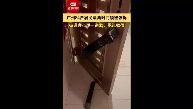 Çin’de büyük öfke: Covid baskınında evlerin kapılarını kırdılar