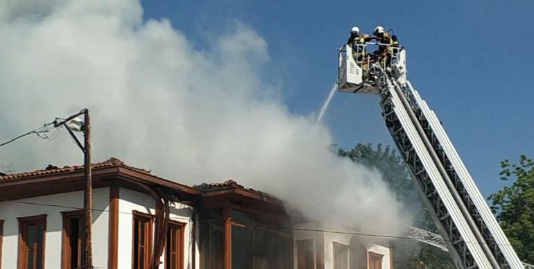 Ankarada korkutan yangın: Bacadan sıçrayan alevler restoran çatısını sardı