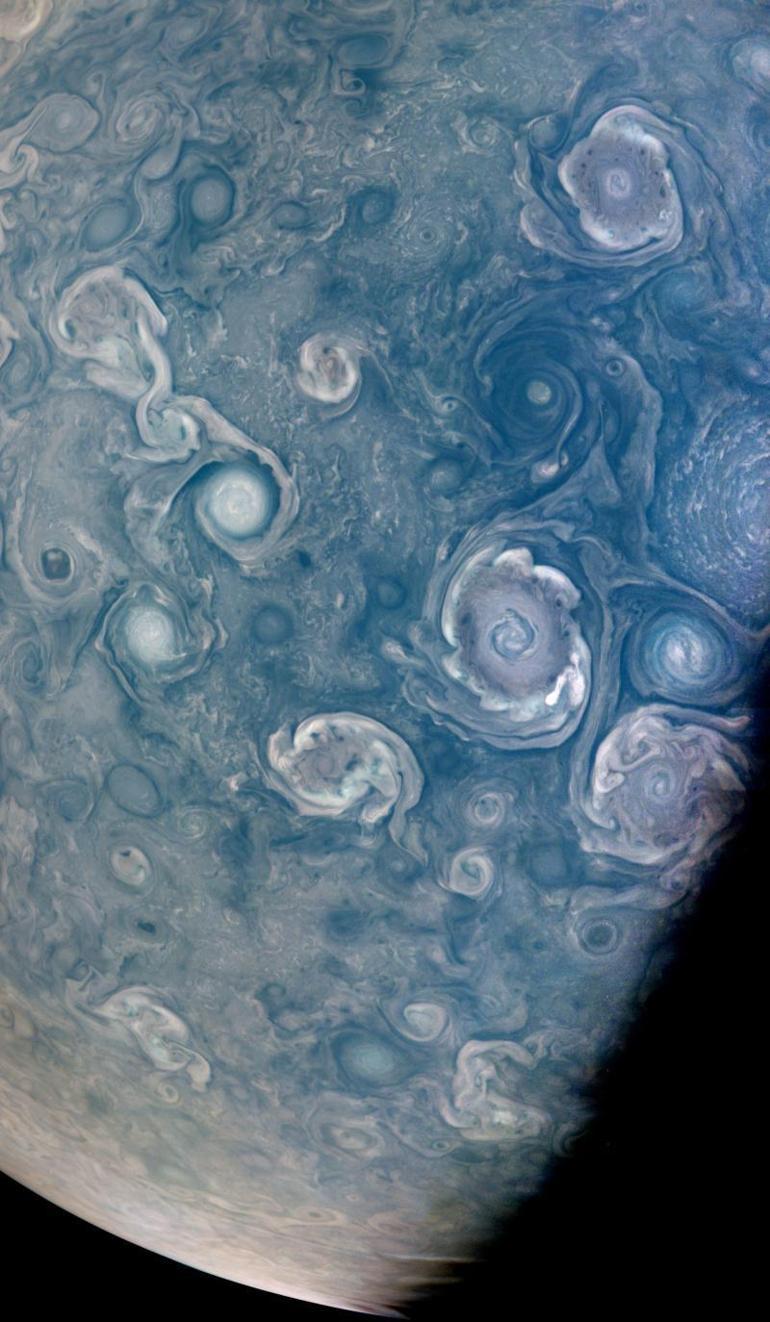 NASA, Jüpiterde çıkan dev girdapları görüntüledi
