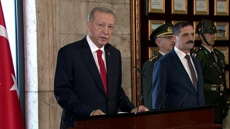 Son dakika... Cumhurbaşkanı Erdoğan ve YAŞ üyeleri Anıtkabirde