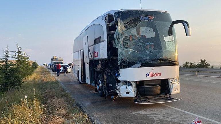 Emniyet şeridindeki TIR’a otobüs ve kamyon çarptı: 2 ölü, 5 yaralı