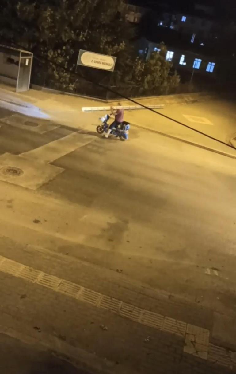 3 metrelik merdiveni motosikletle taşımaya çalıştı