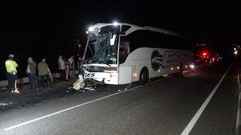 Otobüs TIRa çarptı: Ölü ve çok sayıda yaralı var