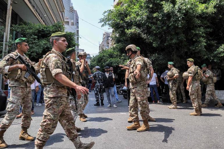 Lübnanda banka baskını: Silahlı saldırgan çok sayıda kişiyi rehin aldı