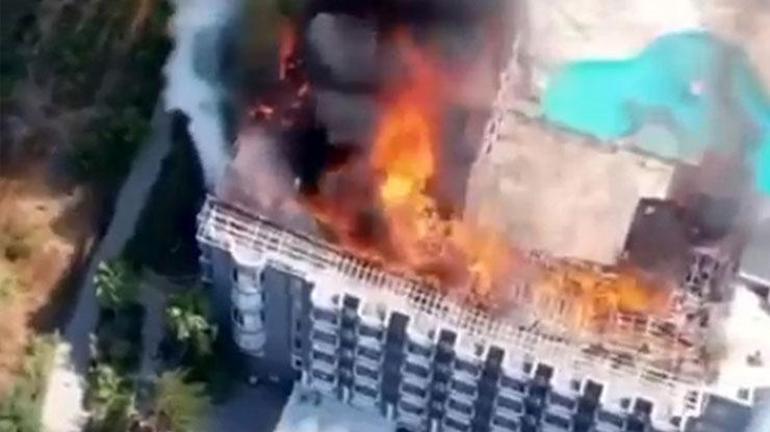 Alanyada 5 yıldızlı otelin çatısı alev alev yandı
