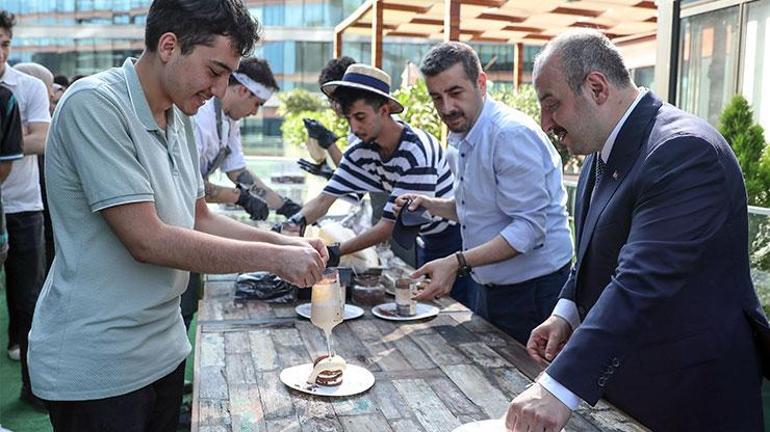 Bakan Varank, 42 İstanbul’da gençlerle buluştu Yazılımcı gençlere çat kapı ziyaret