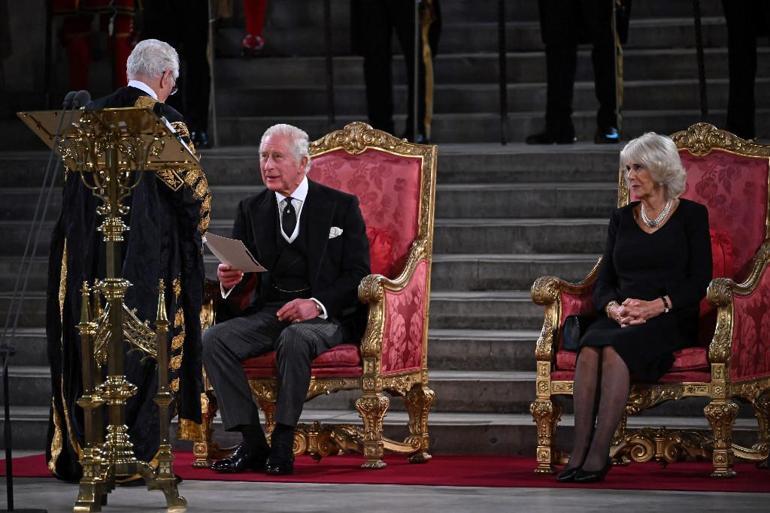 Kral 3. Charles, Parlamentoda taziyeleri kabul etti
