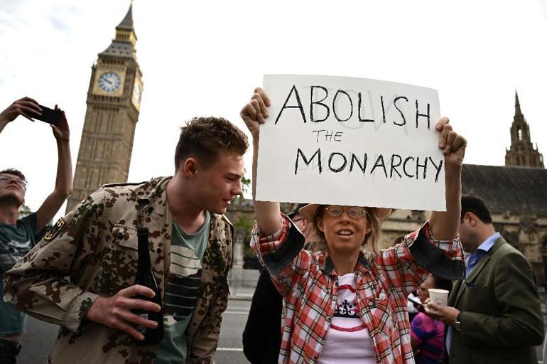 İngilteredeki monarşi karşıtı protestolarda ifade özgürlüğü tartışması