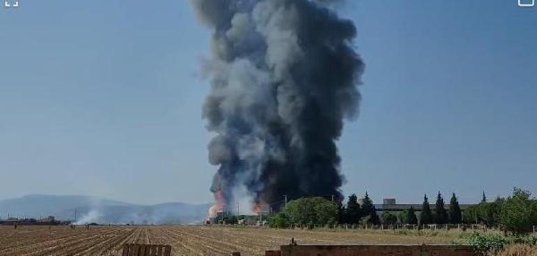 Torbalıda fabrika yangını Patlamalar meydana geldi