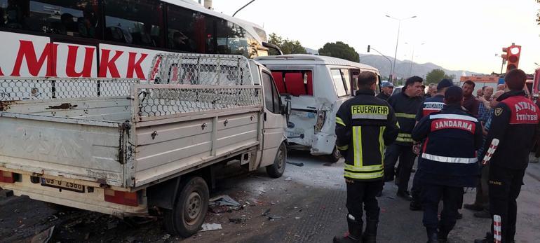 Kamyonet, kırmızı ışıkta bekleyen servis minibüsüne çarptı: 1 ölü, 6 yaralı