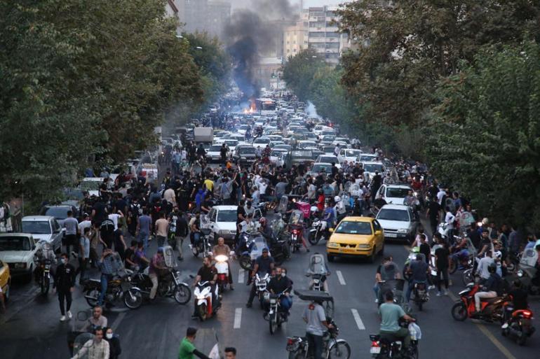 İranda Mahsa Amini için düzenlenen protestolarda can kaybı 10a yükseldi