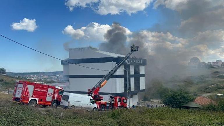 Arnavutköyde fabrikada yangın; Mahsur kalan işçiler kurtarıldı