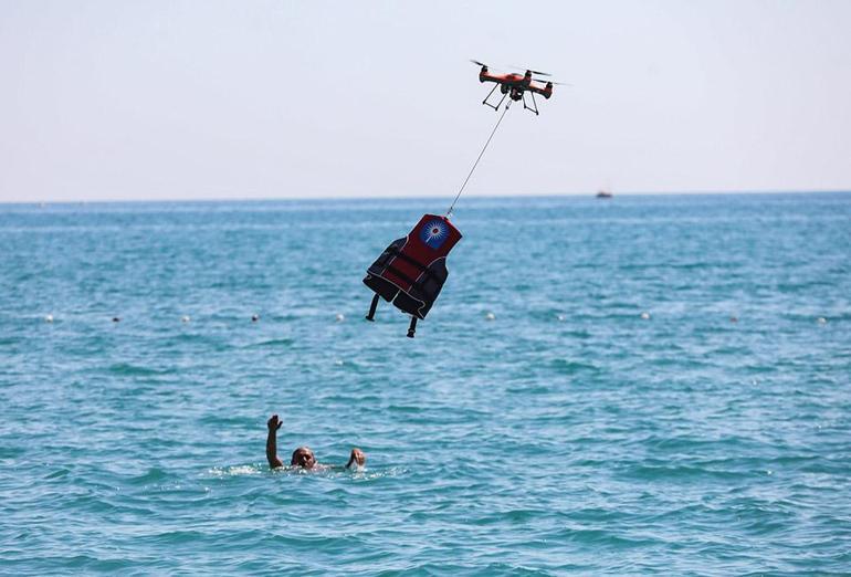 Boğulma tehlikesi geçirene cankurtaran drone ile müdahale