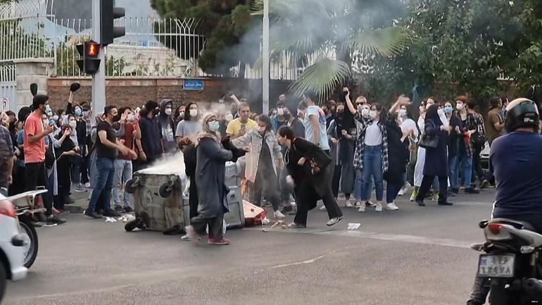 İranda Mahsa Amini protestolarına polis müdahalesi: Öğrenciler, kampüsün otoparkında mahsur kaldı