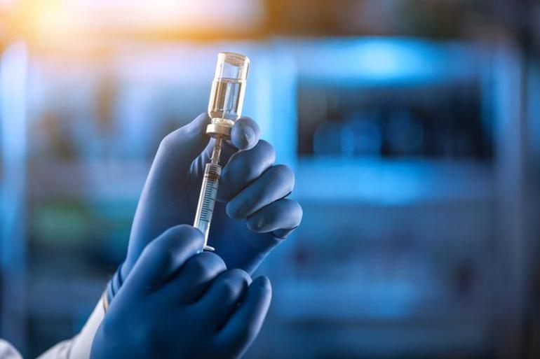 Özlem Türeci ve Uğur Şahinden dünyaya yeni müjde: BioNTech’in kanser aşısı için tarih verildi